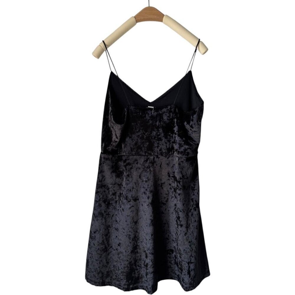 Black velvet mini dress with a touch of grunge charm #goth #minidress